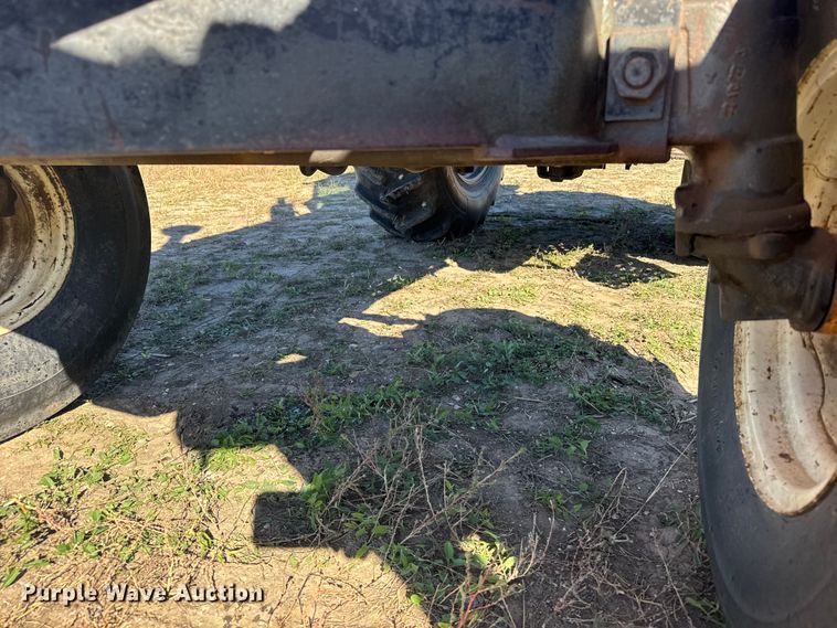 image for item DV2867 Allis-Chalmers 7020 tractor