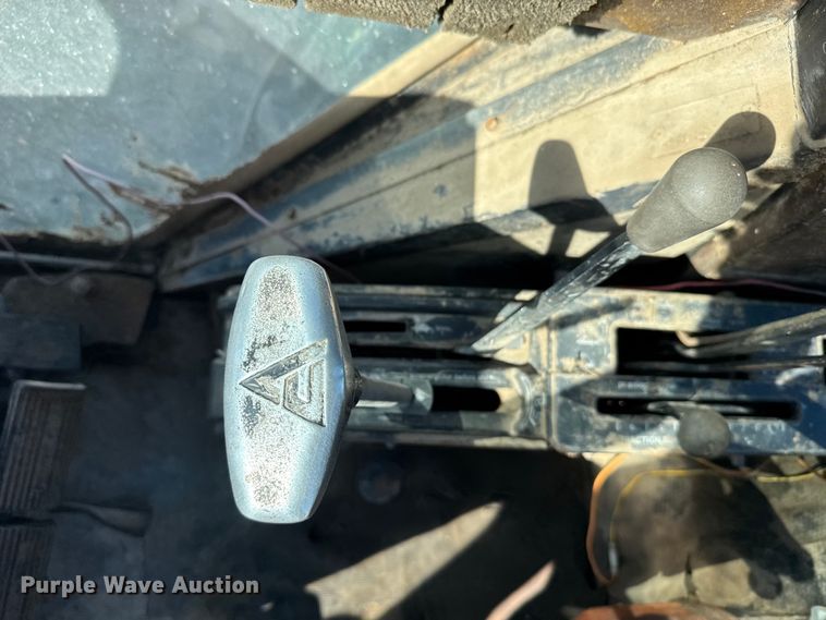 image for item DV2867 Allis-Chalmers 7020 tractor