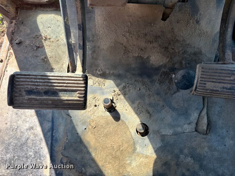 image for item DV2867 Allis-Chalmers 7020 tractor