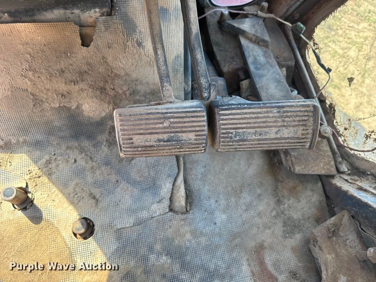 image for item DV2867 Allis-Chalmers 7020 tractor