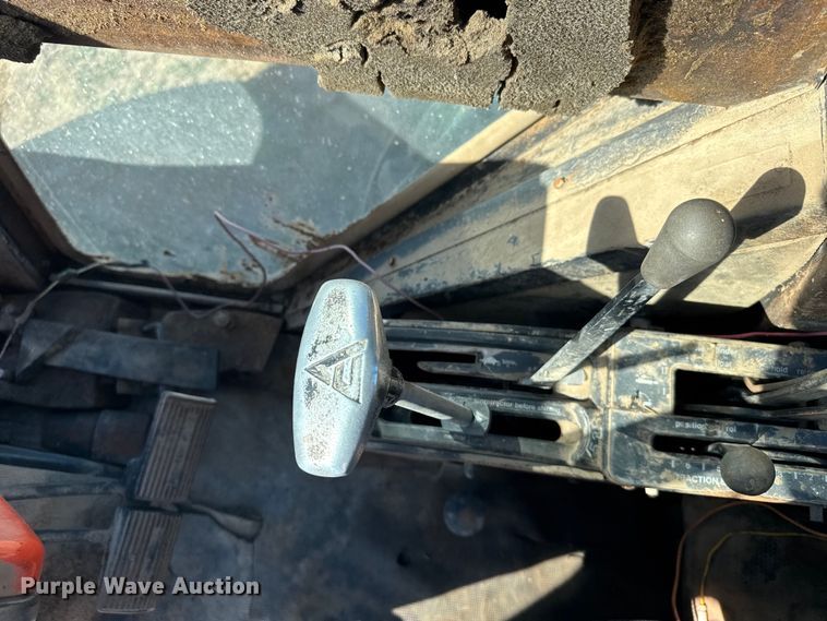 image for item DV2867 Allis-Chalmers 7020 tractor