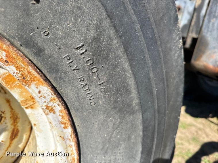 image for item DV2867 Allis-Chalmers 7020 tractor