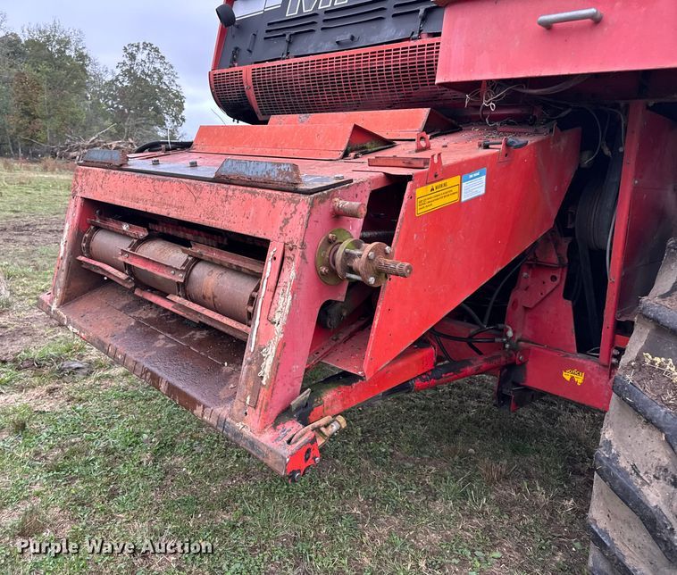 image for item DW6656 1984 Massey Ferguson 850 combine