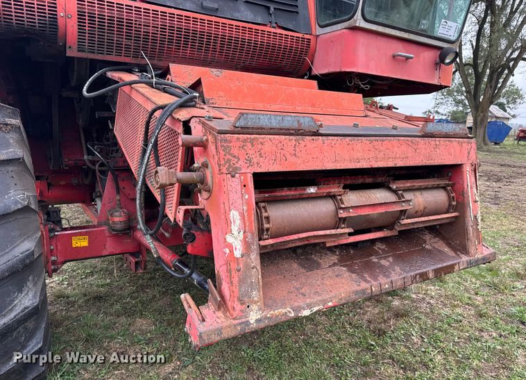 image for item DW6656 1984 Massey Ferguson 850 combine