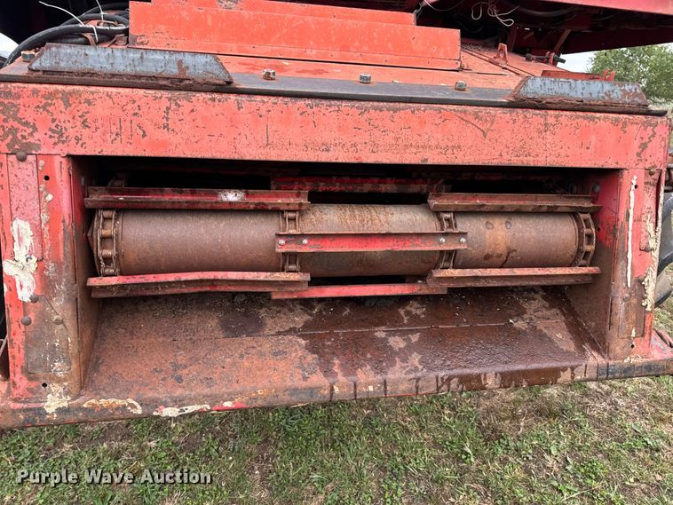 image for item DW6656 1984 Massey Ferguson 850 combine