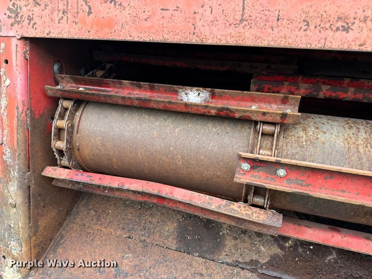 image for item DW6656 1984 Massey Ferguson 850 combine