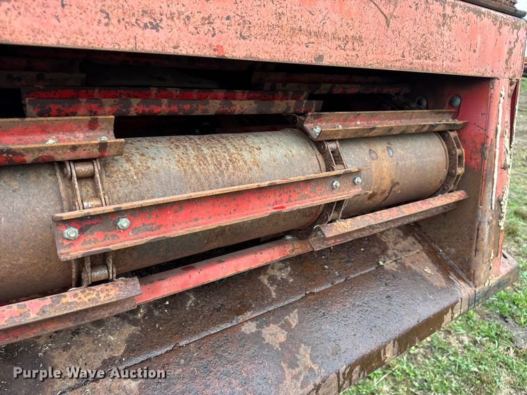 image for item DW6656 1984 Massey Ferguson 850 combine