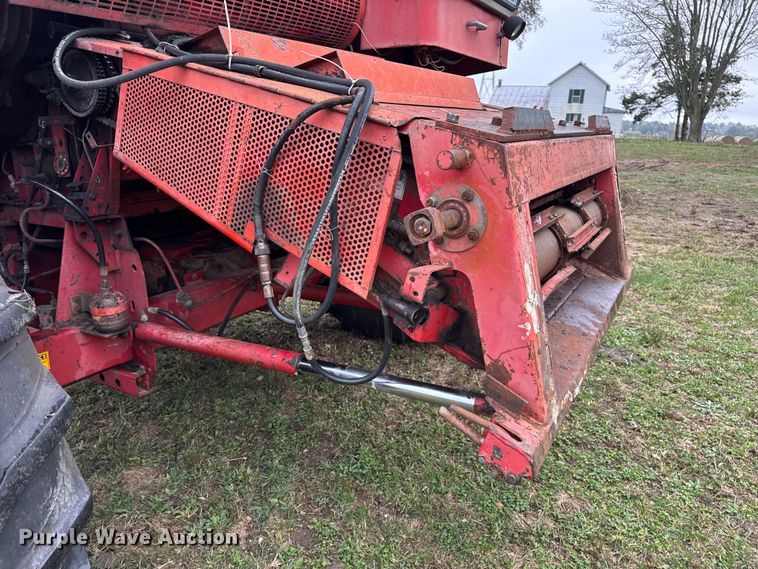 image for item DW6656 1984 Massey Ferguson 850 combine