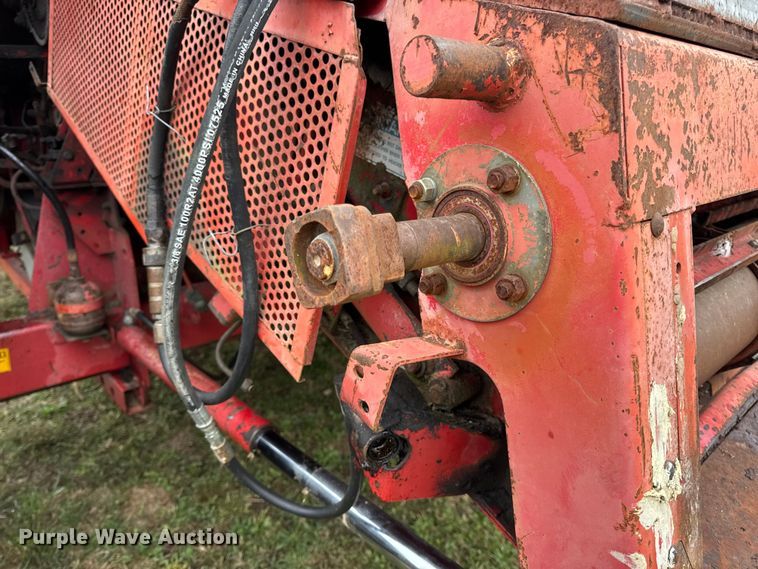 image for item DW6656 1984 Massey Ferguson 850 combine