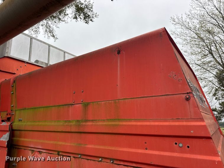 image for item DW6656 1984 Massey Ferguson 850 combine