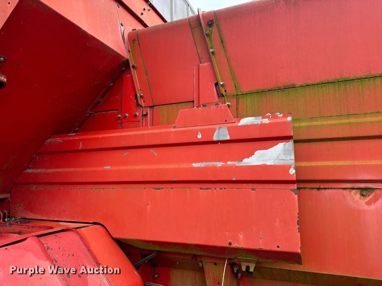 image for item DW6656 1984 Massey Ferguson 850 combine