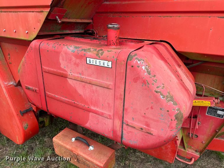 image for item DW6656 1984 Massey Ferguson 850 combine