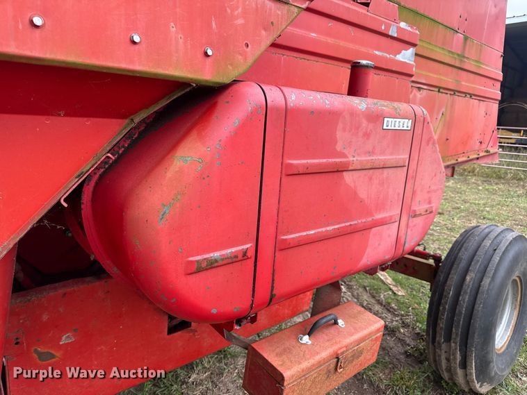 image for item DW6656 1984 Massey Ferguson 850 combine