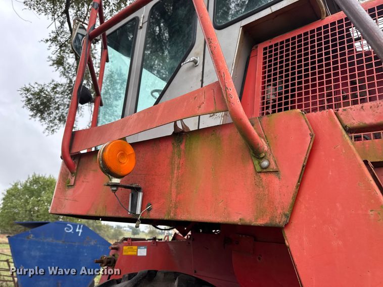 image for item DW6656 1984 Massey Ferguson 850 combine