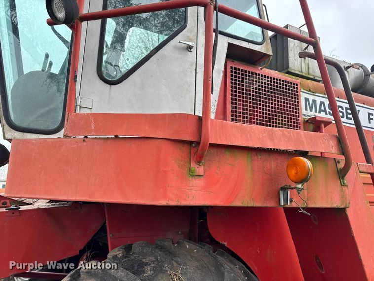 image for item DW6656 1984 Massey Ferguson 850 combine