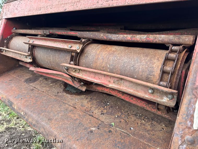 image for item DW6656 1984 Massey Ferguson 850 combine