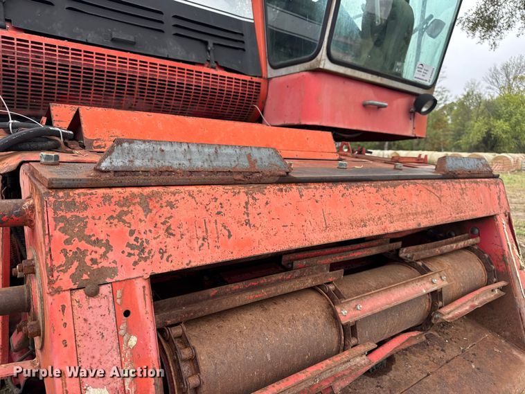 image for item DW6656 1984 Massey Ferguson 850 combine