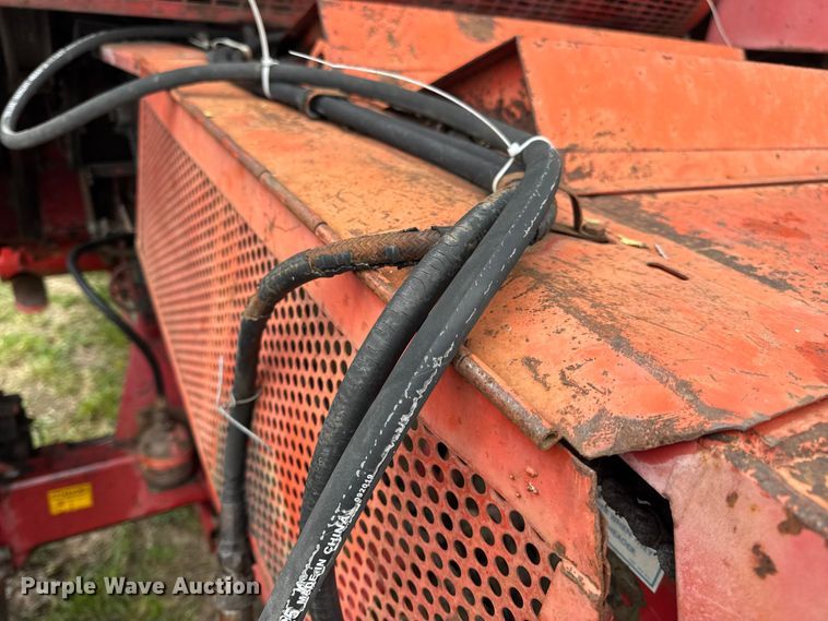 image for item DW6656 1984 Massey Ferguson 850 combine