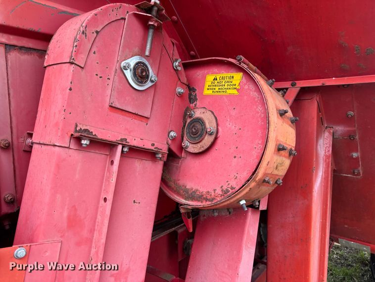 image for item DW6656 1984 Massey Ferguson 850 combine