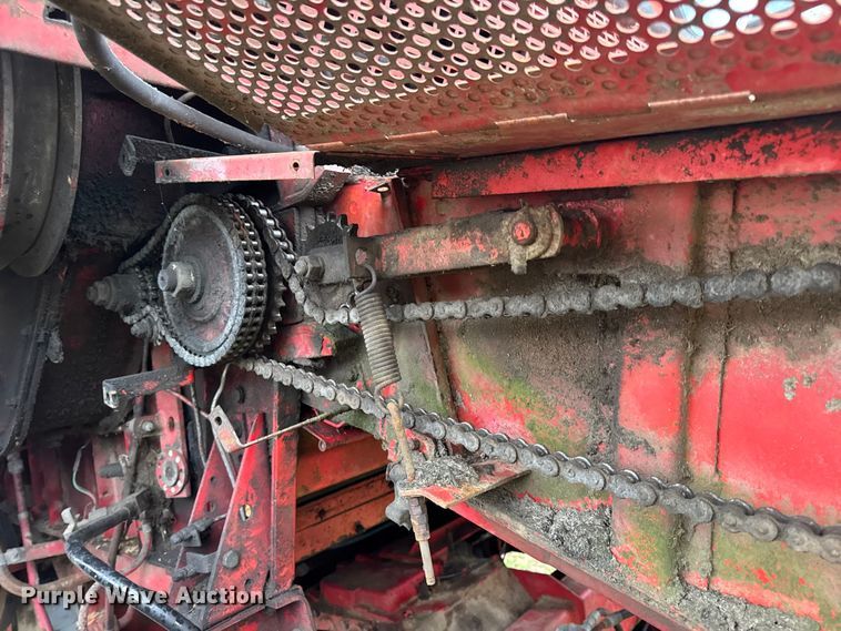 image for item DW6656 1984 Massey Ferguson 850 combine