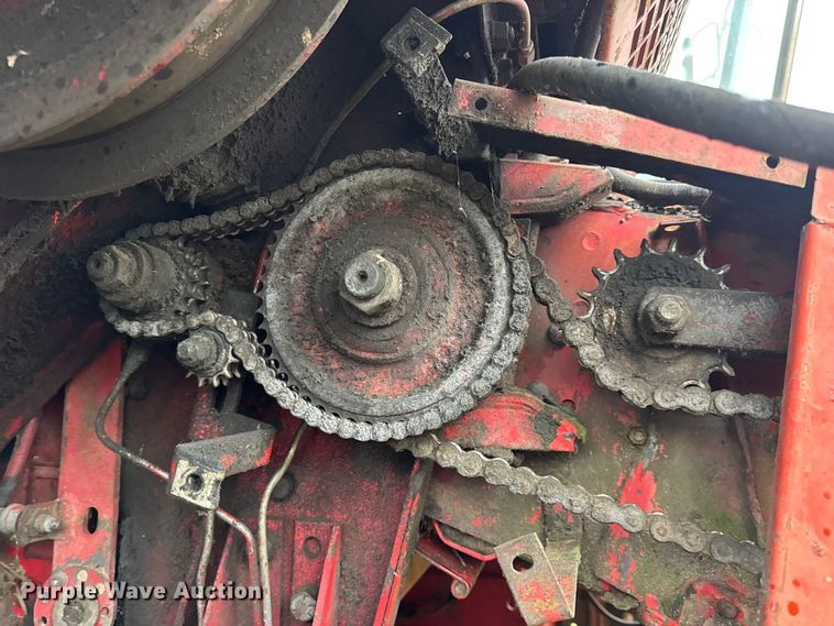 image for item DW6656 1984 Massey Ferguson 850 combine