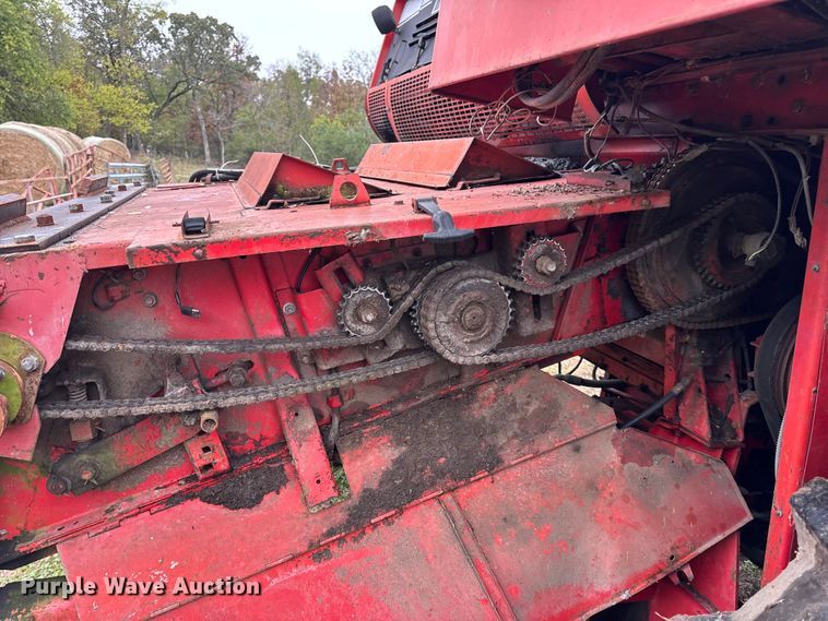 image for item DW6656 1984 Massey Ferguson 850 combine