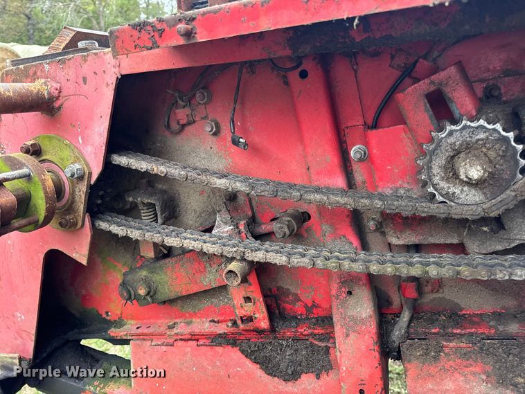 image for item DW6656 1984 Massey Ferguson 850 combine