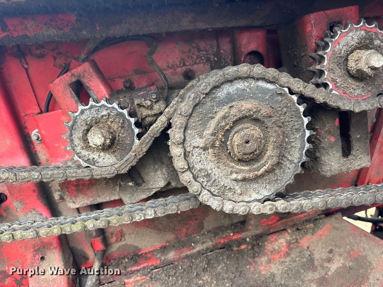 image for item DW6656 1984 Massey Ferguson 850 combine