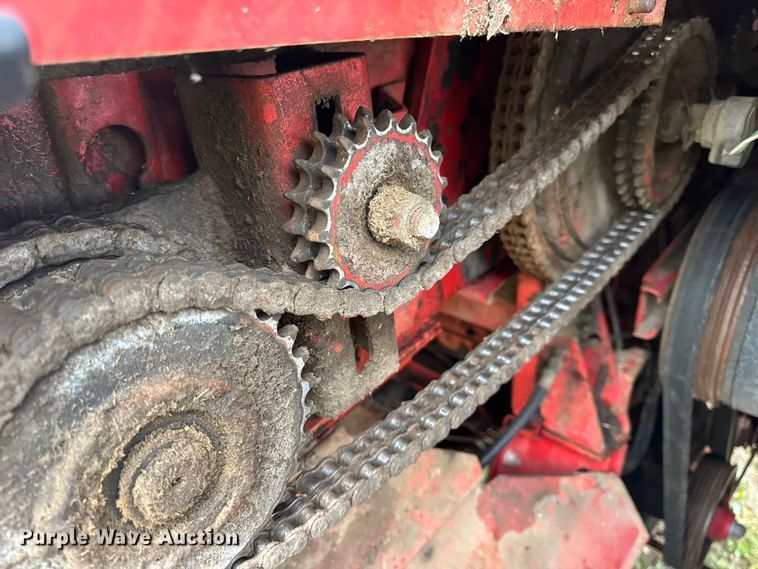 image for item DW6656 1984 Massey Ferguson 850 combine