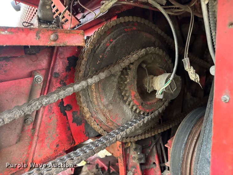 image for item DW6656 1984 Massey Ferguson 850 combine