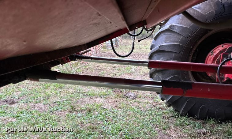 image for item DW6656 1984 Massey Ferguson 850 combine