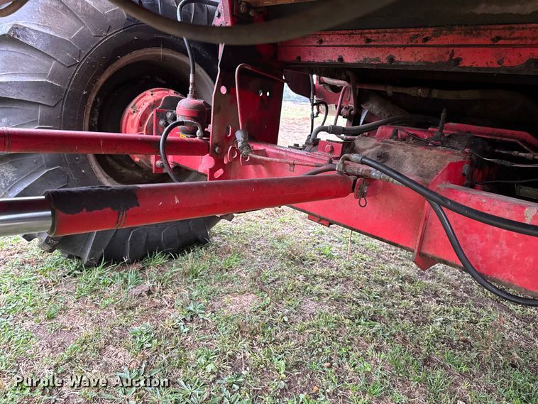 image for item DW6656 1984 Massey Ferguson 850 combine