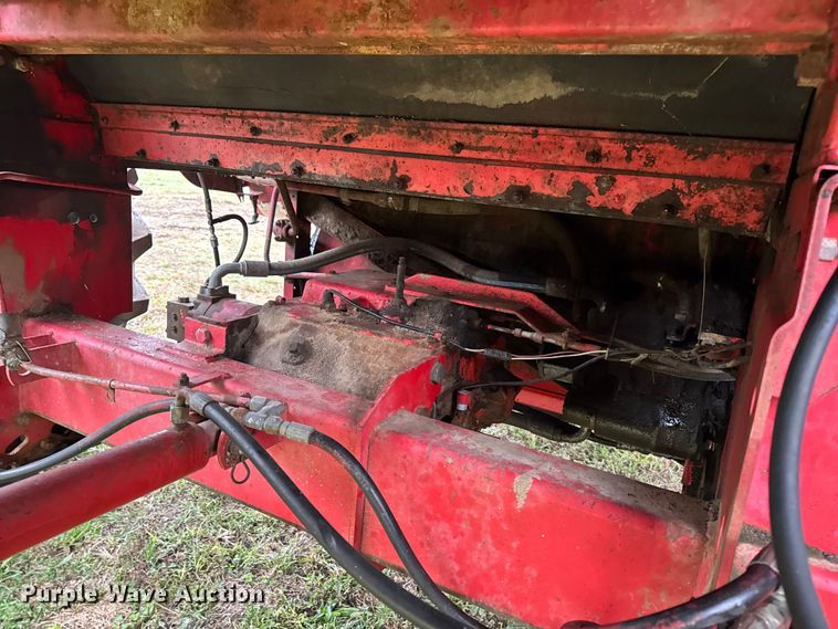 image for item DW6656 1984 Massey Ferguson 850 combine