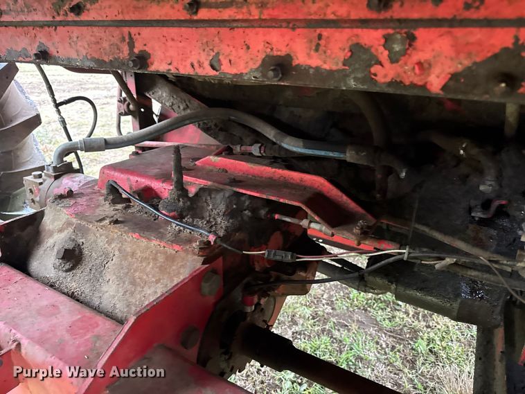 image for item DW6656 1984 Massey Ferguson 850 combine
