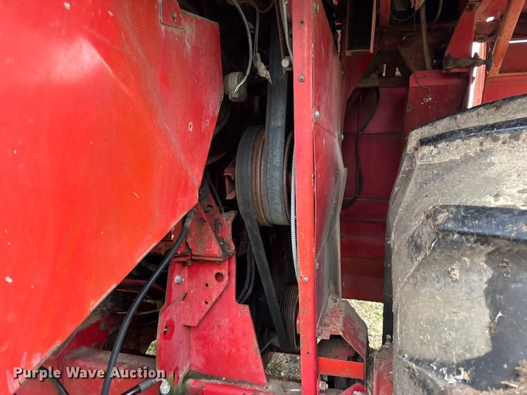 image for item DW6656 1984 Massey Ferguson 850 combine