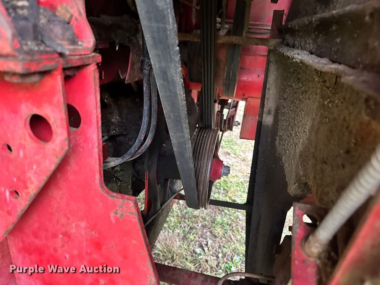 image for item DW6656 1984 Massey Ferguson 850 combine