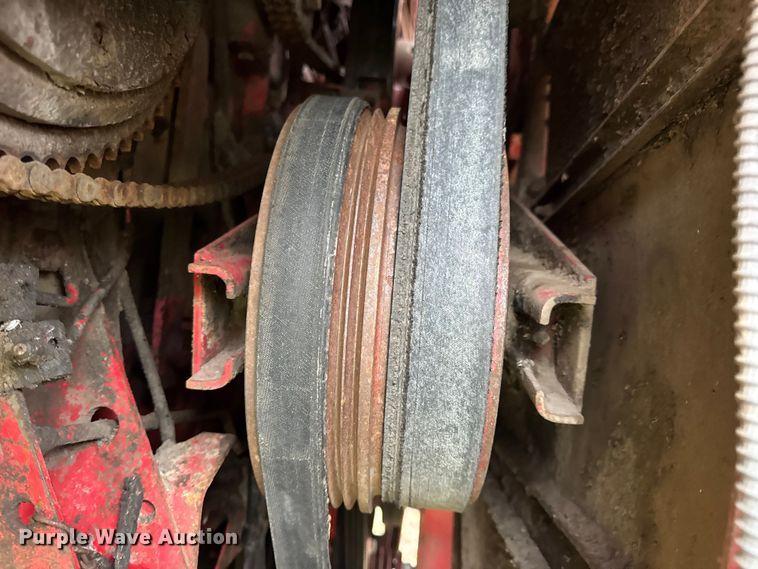 image for item DW6656 1984 Massey Ferguson 850 combine