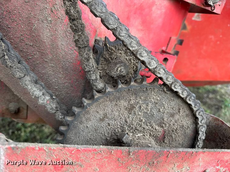 image for item DW6656 1984 Massey Ferguson 850 combine