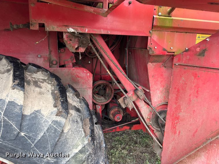 image for item DW6656 1984 Massey Ferguson 850 combine