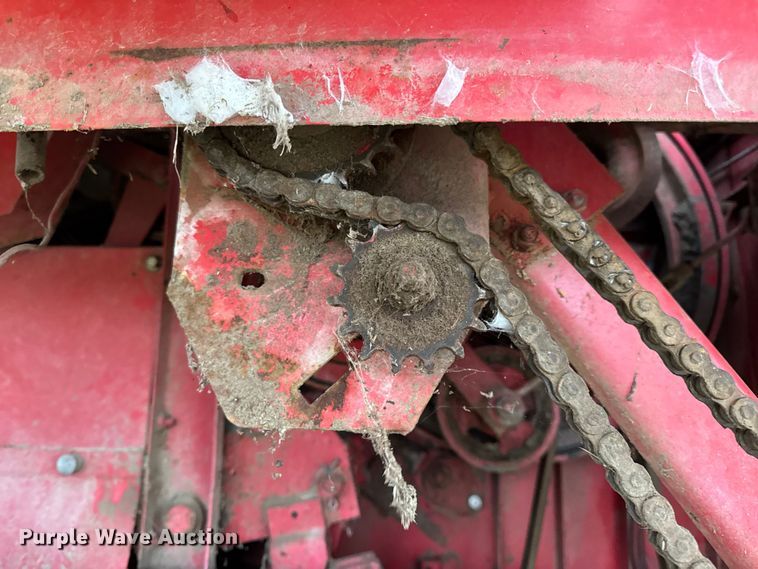 image for item DW6656 1984 Massey Ferguson 850 combine