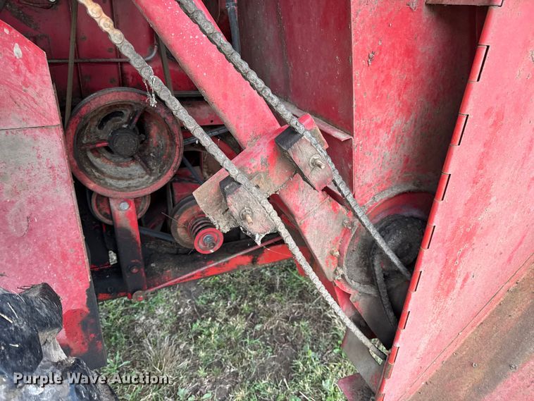image for item DW6656 1984 Massey Ferguson 850 combine
