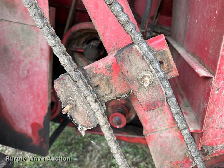 image for item DW6656 1984 Massey Ferguson 850 combine