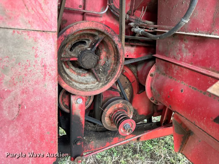 image for item DW6656 1984 Massey Ferguson 850 combine
