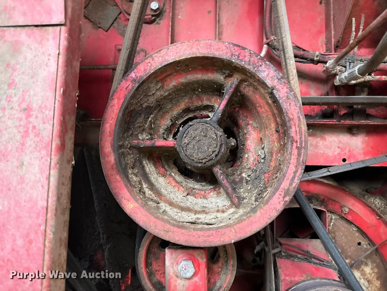 image for item DW6656 1984 Massey Ferguson 850 combine