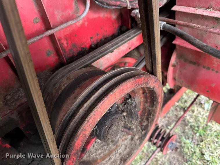 image for item DW6656 1984 Massey Ferguson 850 combine