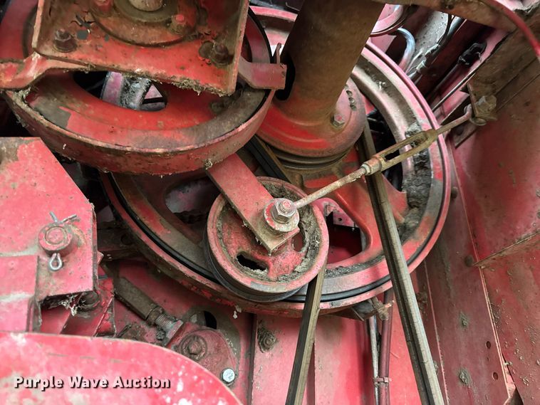 image for item DW6656 1984 Massey Ferguson 850 combine