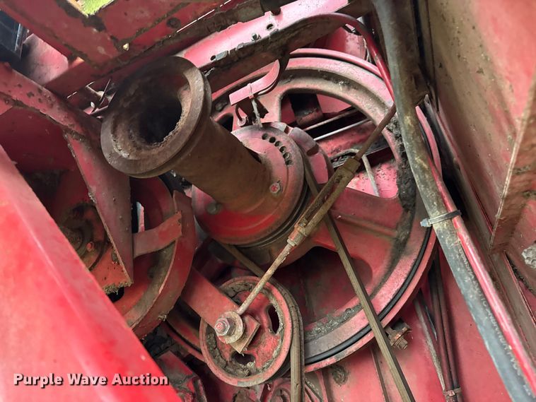 image for item DW6656 1984 Massey Ferguson 850 combine