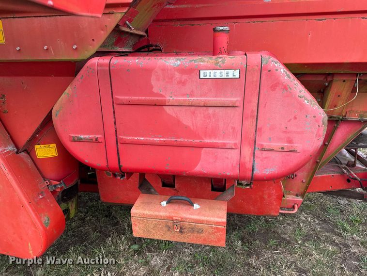 image for item DW6656 1984 Massey Ferguson 850 combine