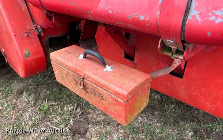 image for item DW6656 1984 Massey Ferguson 850 combine