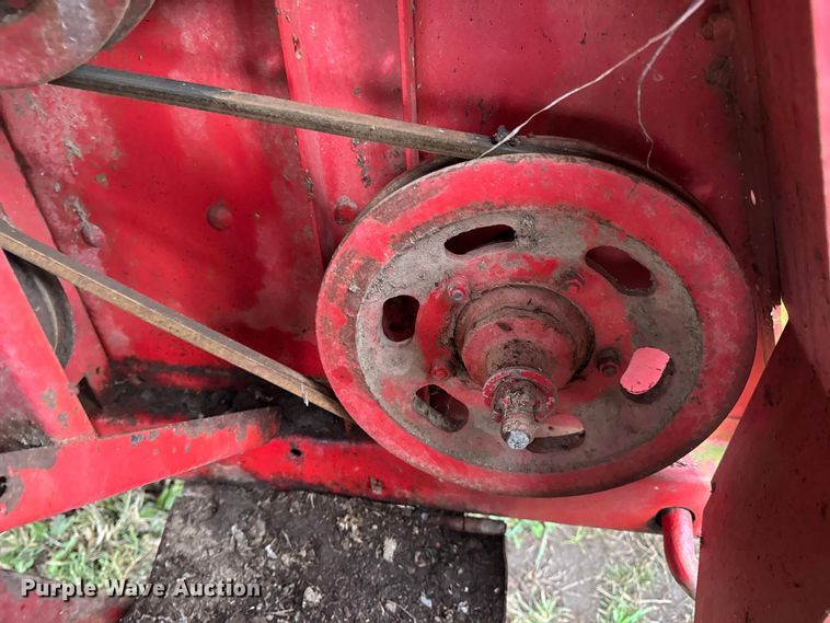 image for item DW6656 1984 Massey Ferguson 850 combine